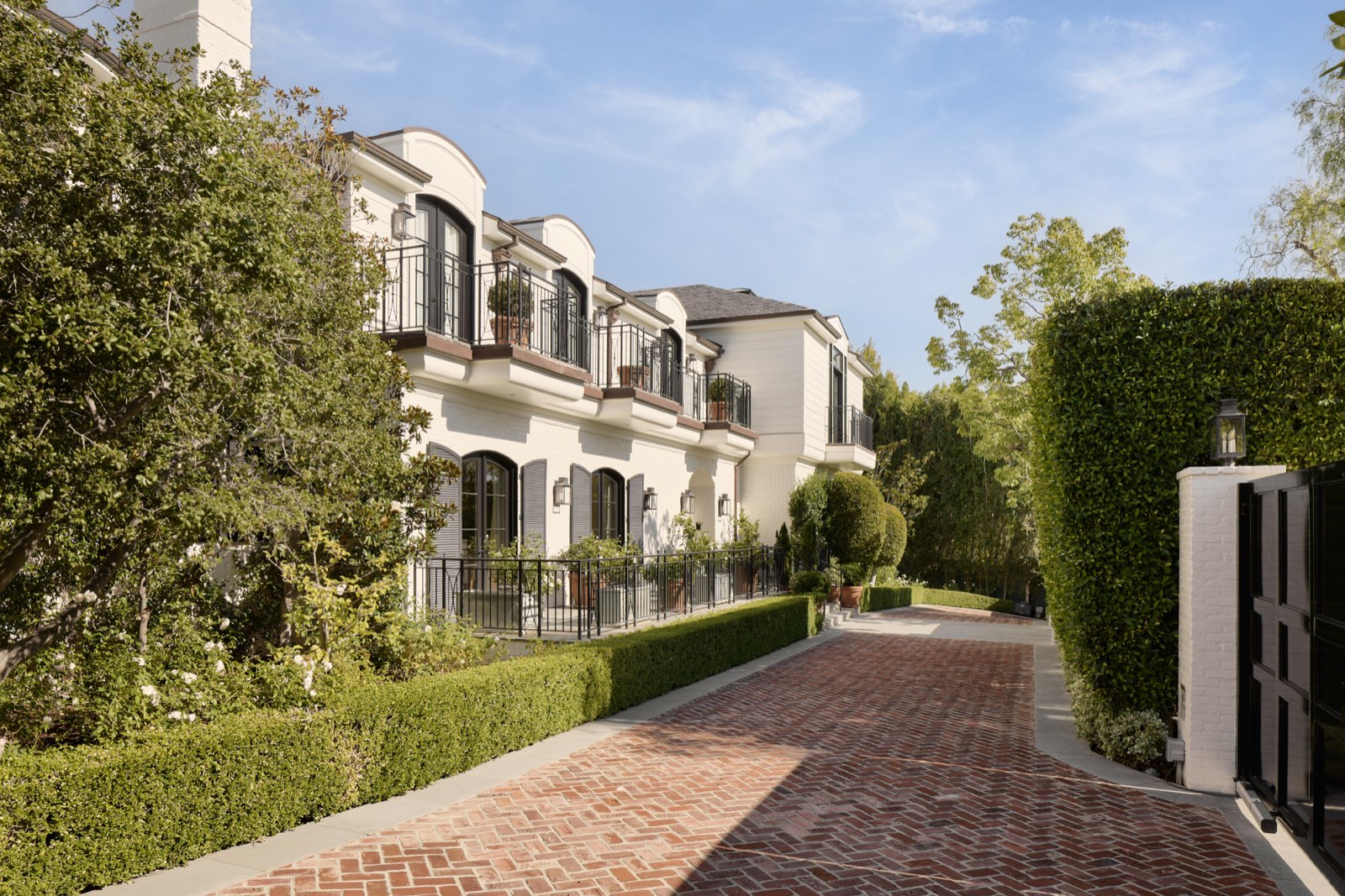 250 Carolwood Drive &mdash; view 1