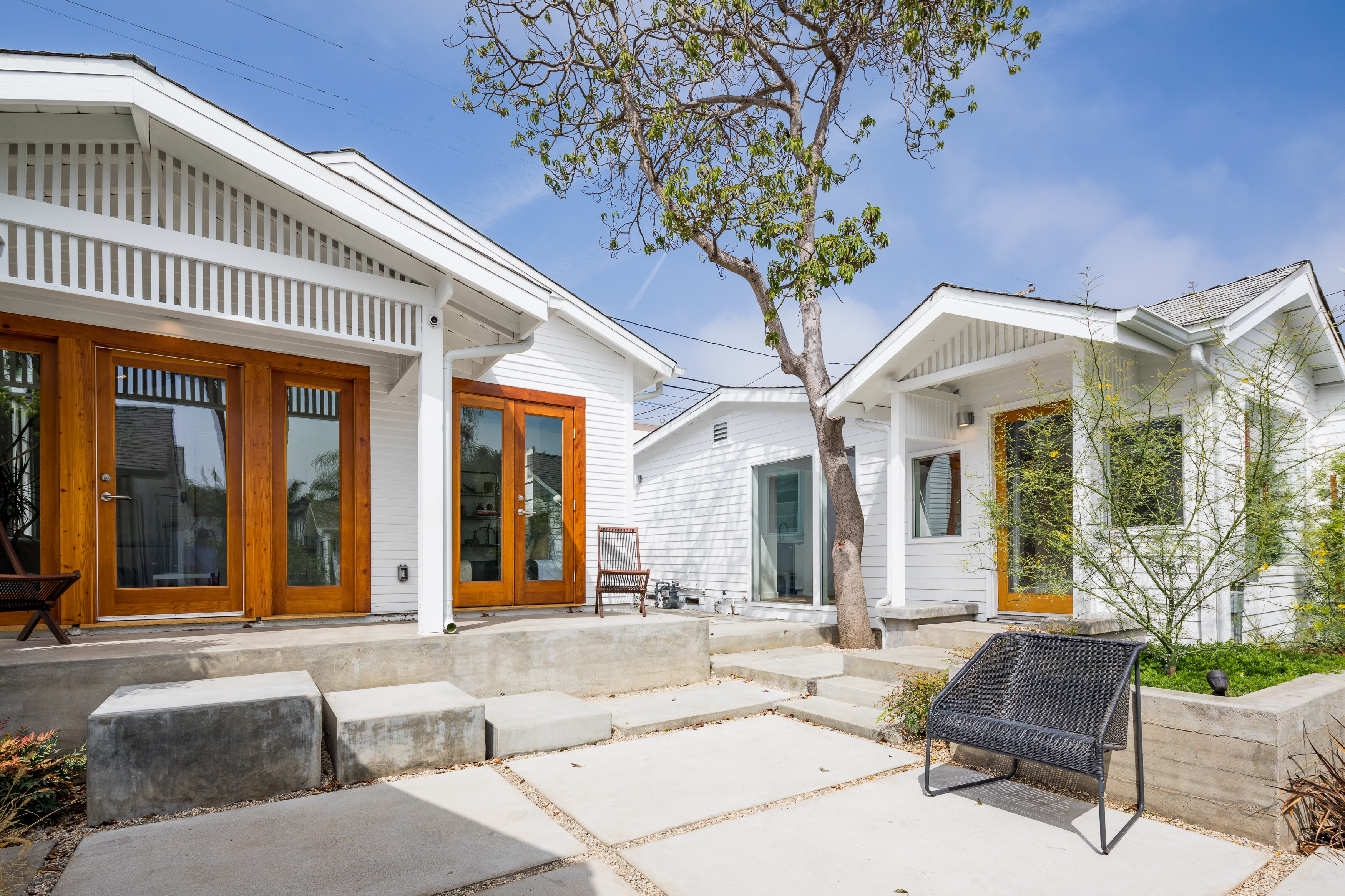 Westminster &mdash; the bungalow compound and its shared courtyard